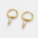 Godld hoop earring with pearl detail gold