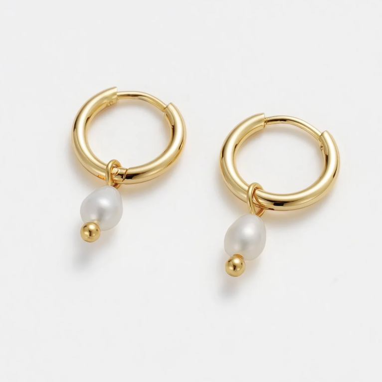 Godld hoop earring with pearl detail gold